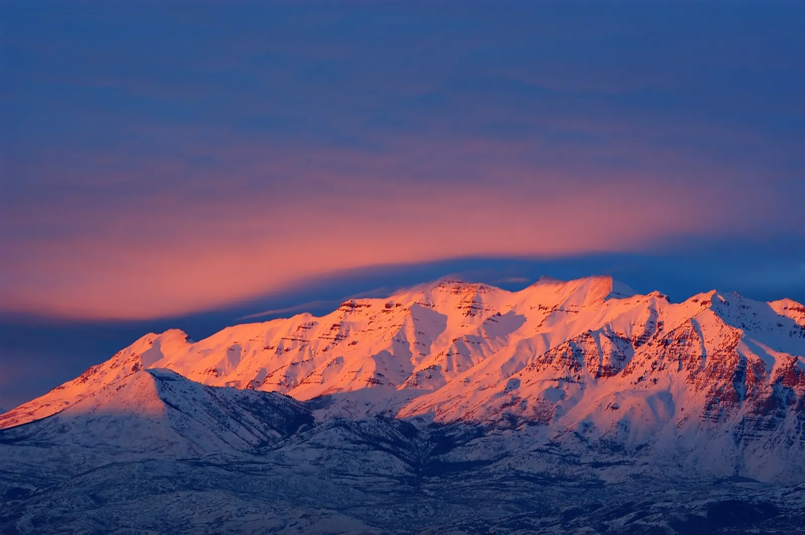 El monte Timpanogos con tonos rosados al atardecer sobre el valle de Utah