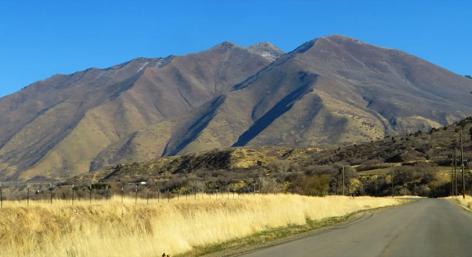 Campos dorados y montañas en el condado de Utah, cerca del cañón de Spanish Fork